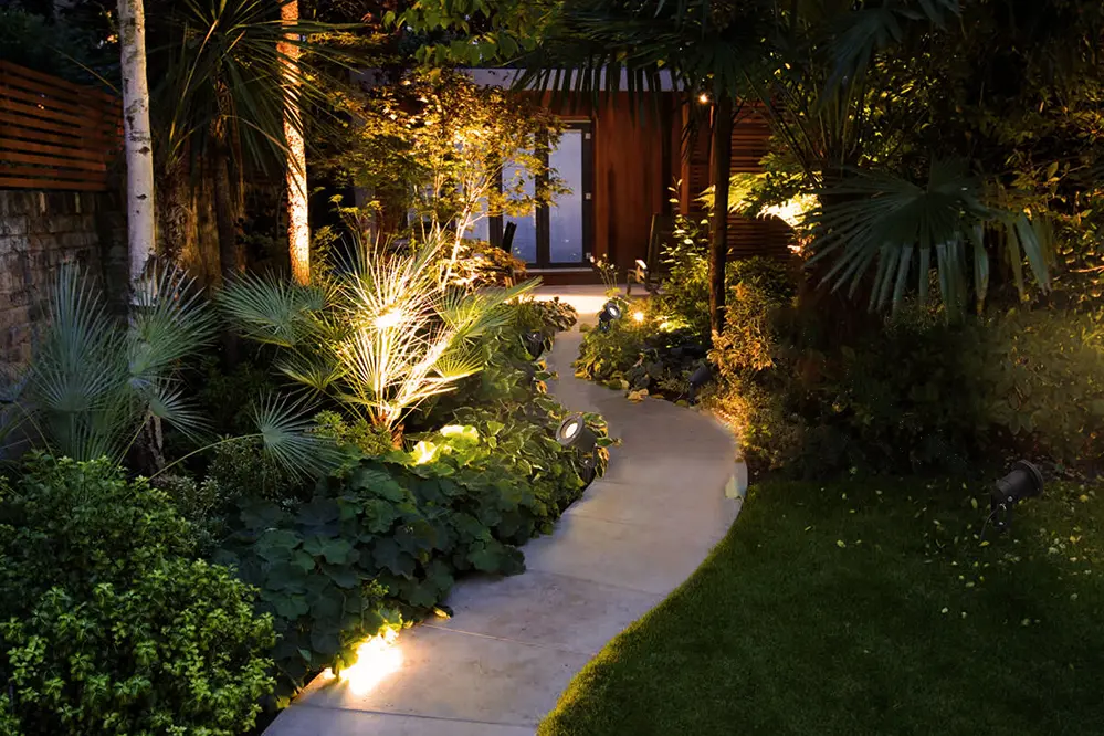 How to Select Garden Spike Lights